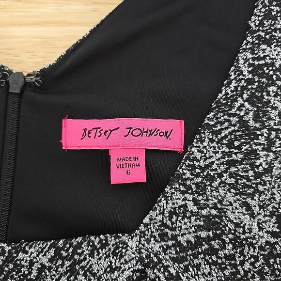 Betsey Johnson Womens Size 6 Metallic Print V-Neck Cap Sleeve Stretch Knit Dress - Picture 3 of 12